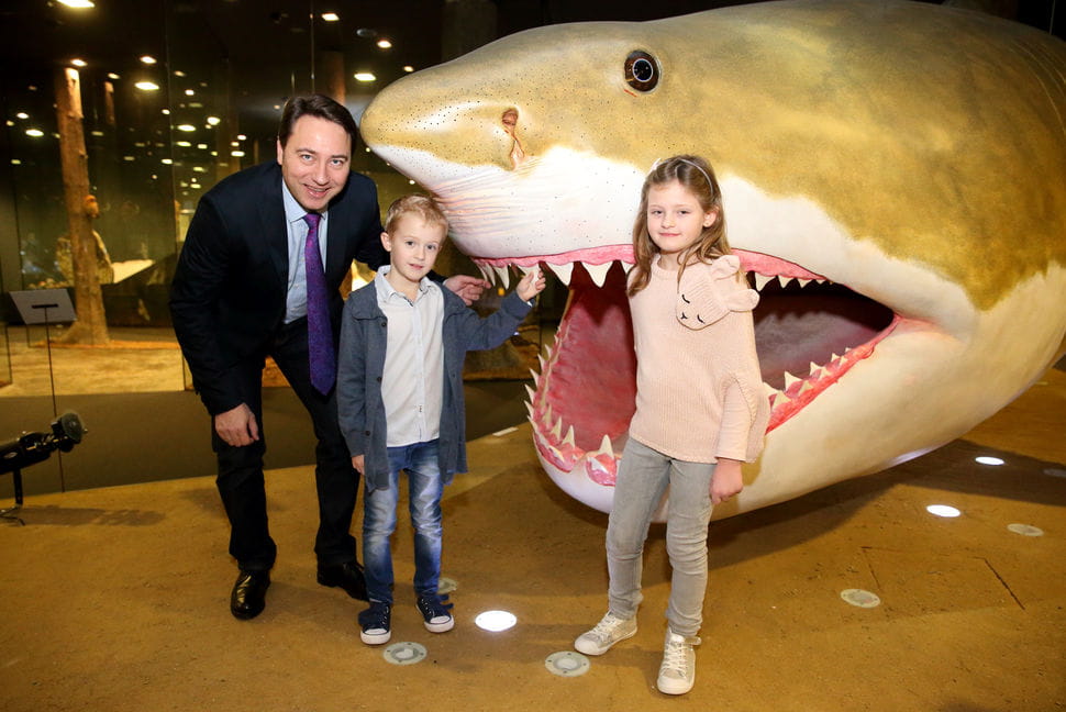 Landeshauptmann-Stellvertreter Dr. Manfred Haimbuchner mit Lea und Mika vor einem Hai-Exponat im Schlossmuseum Linz